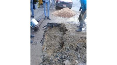 إصلاح ماسورة مياه لمعالجة هبوط أرضي بشارع الناصر محمد بالإسكندرية