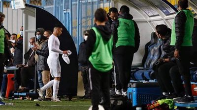 غضب أشرف بن شرقي لحظة مغادرته ملعب مباراة الزمالك والجونة| صور