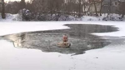 صحفي روسي ينقذ كلبا غارقا في بحيرة | فيديو