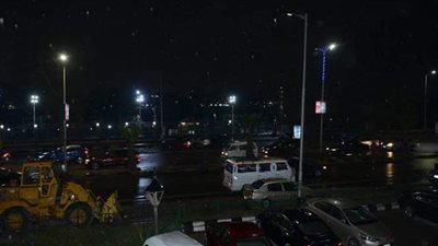 سقوط أمطار متوسطة على شوارع الجيزة | فيديو