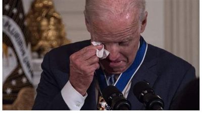 بايدن باكيا أمام مناصريه قبل الانتقال لواشنطن: فخور بكوني رئيسكم