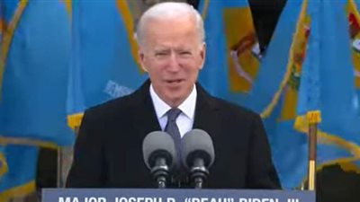 لحظة بكاء بايدن أثناء خطابه قبل الرحيل إلى واشنطن| فيديو