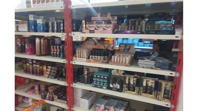 ضبط مخزن مستحضرات تجميل مجهولة المصدر بالإسكندرية | صور