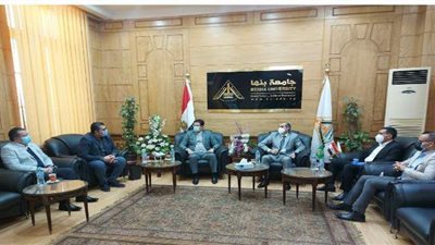لدعم العلاقات.. رئيس جامعة بنها يستقبل وفدا عراقيا