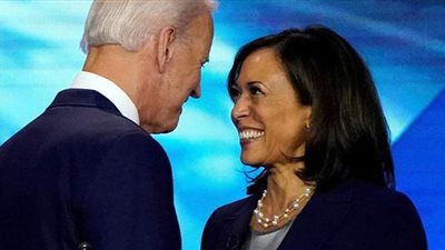 عقد اللؤلؤ.. حكاية قلادة اختارتها نائبة بايدن لأناقتها | صور