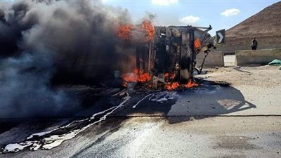 اشتعال النيران في سيارة نقل بطريق العين السخنة | صور