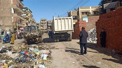 حملة مكبرة برئاسة سكرتير أسيوط لإزالة القمامة بشوارع منفلوط