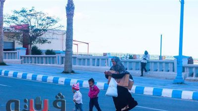 توافد المواطنين على كورنيش مرسى مطروح بعد اعتدال الطقس | صور