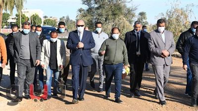 محافظ قنا يعاين طبقة الأساس بطريق الأشراف القبلية l صور