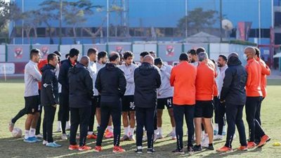 موسيماني يحاضر لاعبي الأهلي استعدادًا لمواجهة المقاولون