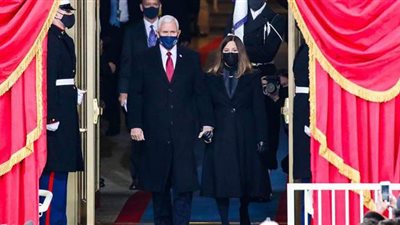 وصول مايك بنس وزوجته لحفل تنصيب بايدن | فيديو