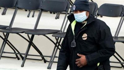 تصدى لمقتحمي الكونجرس.. مفاجأة لرجل أمن أمريكي خلال تنصيب بايدن | فيديو