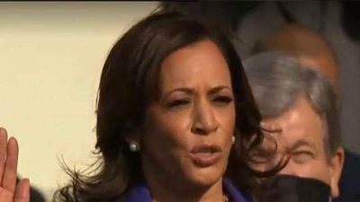 كاملا هاريس تؤدي اليمين الدستورية كنائبة للرئيس الأمريكي