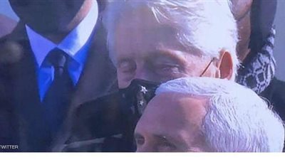 بيل كيلنتون يدخل في نوم عميق أثناء كلمة بايدن