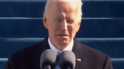 بايدن يقف دقيقة حداد على ضحايا كورونا | فيديو