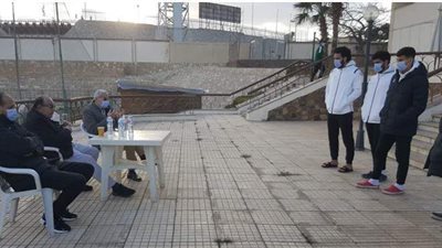 محسن صلاح وعادل فتحي يحفزان لاعبي المقاولون قبل لقاء الأهلي