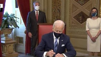 بايدن يوقع أول أوامر تنفيذية كرئيس لأمريكا | فيديو