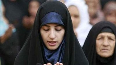 ما حكم صلاة المرأة بالبنطلون وعليه بلوزة طويلة؟.. دار الإفتاء تجيب