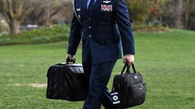 خوفا من تهور ترامب.. إجراءات تتخذ لأول مرة في تسليم الحقيبة النووية إلى بايدن