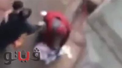 فيديو يرصد تعذيب أب لابنته وتجريدها من ملابسها انتقاما من أمها