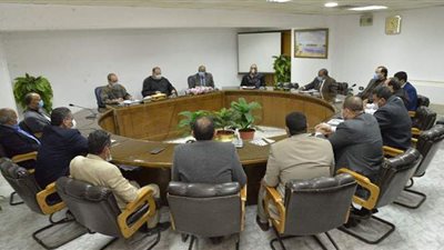 محافظ أسيوط يناشد أصحاب محطات الوقود بالتقدم بطلبات لتوصيل الغاز