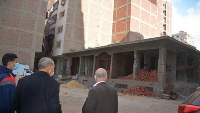 محافظ القليوبية يشهد إزالة مبنى مخالف بدون ترخيص بحي شرق شبرا الخيمة