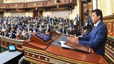 زعيم الأغلبية لوزير الشباب: هل أنت مطمئن لما يدور في نادي الزمالك؟