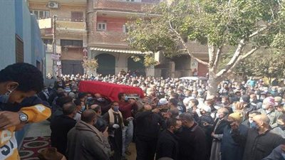 الآلاف يشيعون جثمان طبيب الغلابة بالقليوبية | فيديو وصور