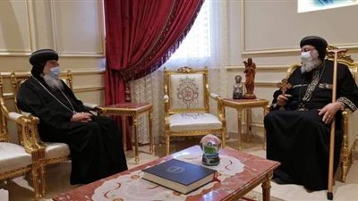 البابا تواضروس يبحث مع الأنبا مكاريوس تدابير الخدمة في إيبارشية المنيا