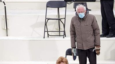 قفازات بيرني ساندرز بمراسم تنصيب بايدن تثير الجدل على مواقع التواصل | صور