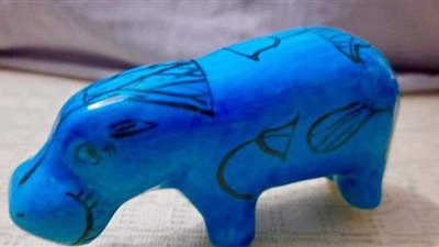 التجهيزات النهائية لمنفذ بيع المستنسخات الأثرية بمتحف المطار