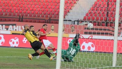 الأهلي يقلص الفارق مع المقاولون بهدف طاهر محمد طاهر