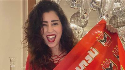 آيتن عامر بعلم الأهلي بعد الفوز على المقاولون العرب