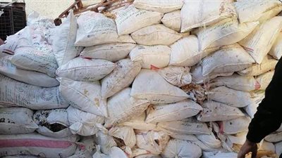 ضبط 10 أطنان هوالك ومخلفات بسكويت مجهولة المصدر في الإسكندرية