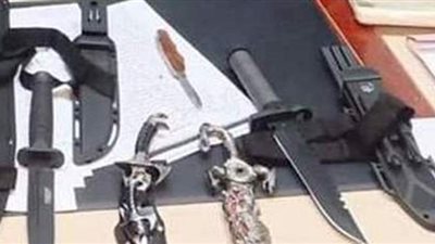 إحباط تهريب أقراص مخدرة وأسلحة بيضاء بحوزة راكبين بمطار القاهرة