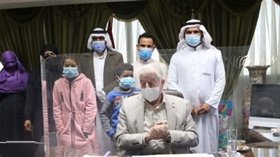 محافظ جنوب سيناء يستقبل أسرة حصلت على الجنسية بعد ربع قرن