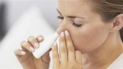 هل محلول الملح يقلل فرص الإصابة بكورونا؟ أستاذ بجامعة هارفارد يجيب | فيديو