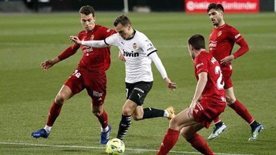 فالنسيا يتعادل بصعوبة مع أوساسونا 1/1 في الليجا