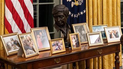 بايدن يستبعد مقتنيات ترامب ويستبدل تمثال تشرشل بـ