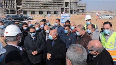 وزير النقل يتفقد القطار المكهرب ويتابع خط سير المشروع