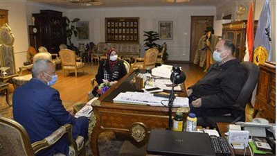 محافظ أسيوط يبحث تطوير وتنمية قرى الظهير الصحراوى بـ٣ مراكز