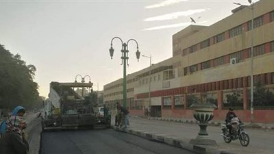 استمرار أعمال رصف ورفع كفاءة شوارع حي غرب أسيوط| صور