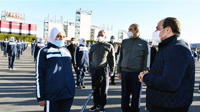 السيسي يشارك طلبة أكاديمية الشرطة وجبة الإفطار.. ويتبادل الحديث معهم