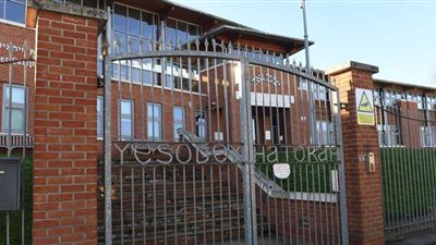 للتحايل على قيود كورونا.. بريطانيون ينظمون حفل زفاف في مدرسة