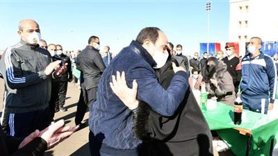 والدة طالب شرطة للرئيس: ربنا يخليك لينا يا عزيز مصر.. والسيسي: احنا عايشين بدعواتكم