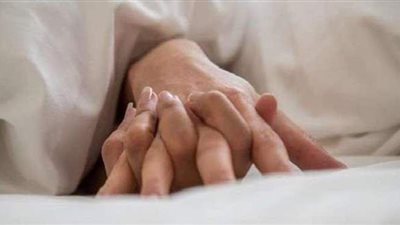 المسنة ضحية الابتزاز بفيديو إباحي: أغراني بجسمه