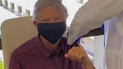 بيل جيتس يتلقى لقاح فيروس كورونا