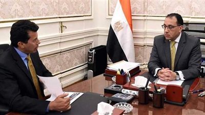 وزير الرياضة ينقل تهنئة رئيس الوزراء لمنتخب اليد عقب الفوز على بيلاروسيا