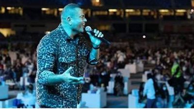 عمرو دياب ينشر صورا من حفله باستاد دبي الدولي