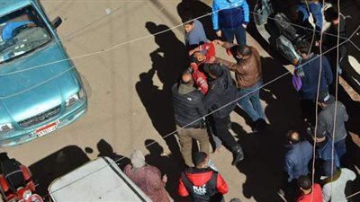 ضبط لص حاول سرقة محتويات المنزل المنهار بالمحلة أثناء البحث عن الضحايا | صور